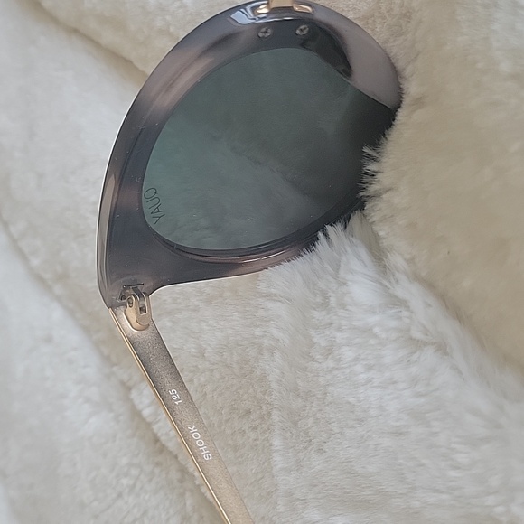 Quay | Women's Quay Shook Round Sunglasses, 50mm - Picture 5 of 9